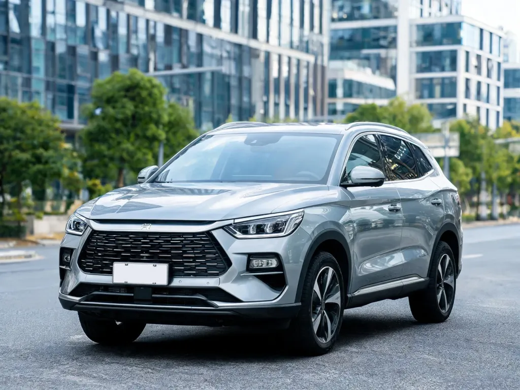 Nowoczesny srebrny SUV Jaecoo 7 na miejskiej ulicy, ukazujący design nadwozia i charakter auta w europejskim otoczeniu.