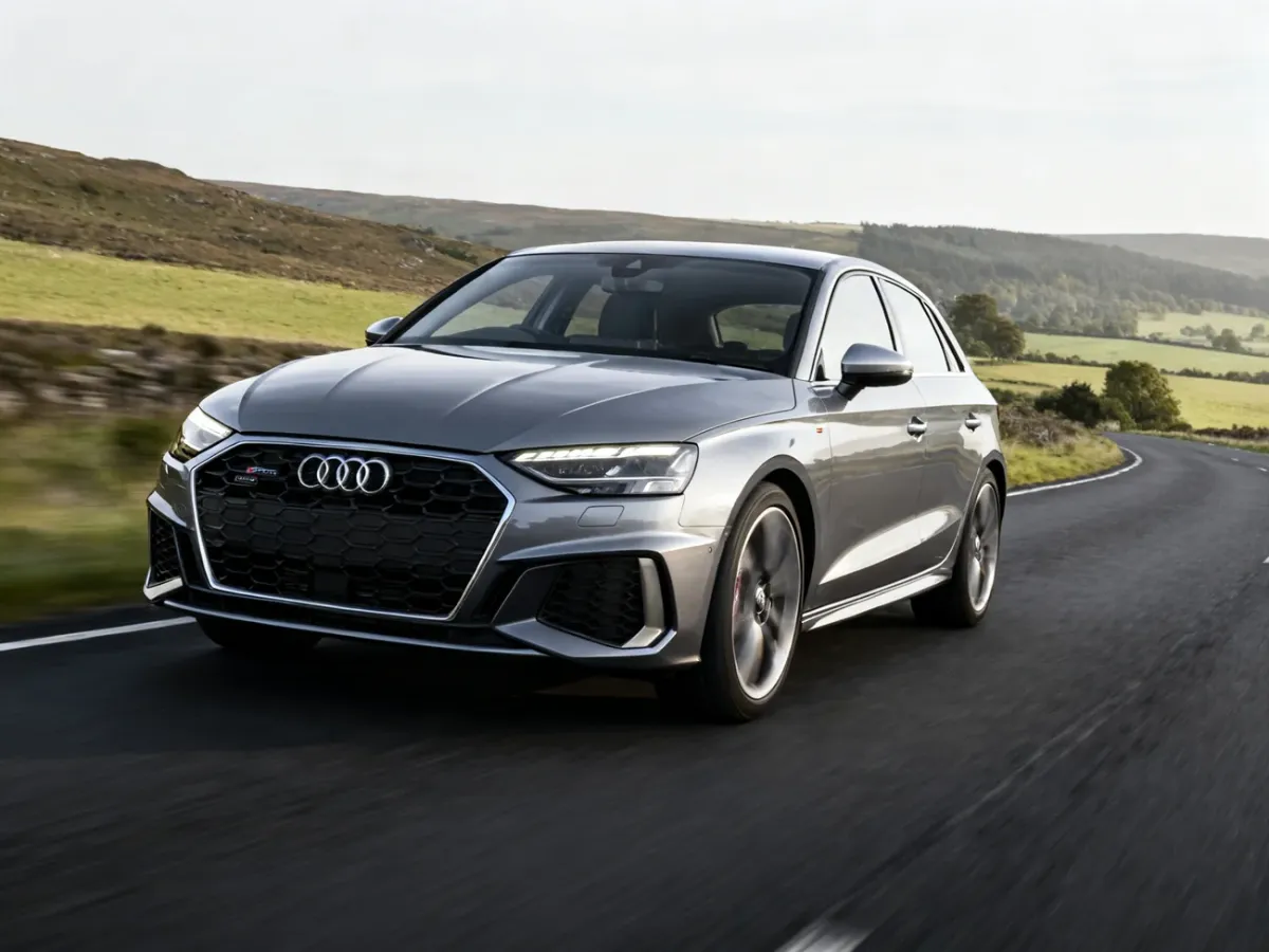 Audi A3 35 TFSI jadące drogą poza miastem