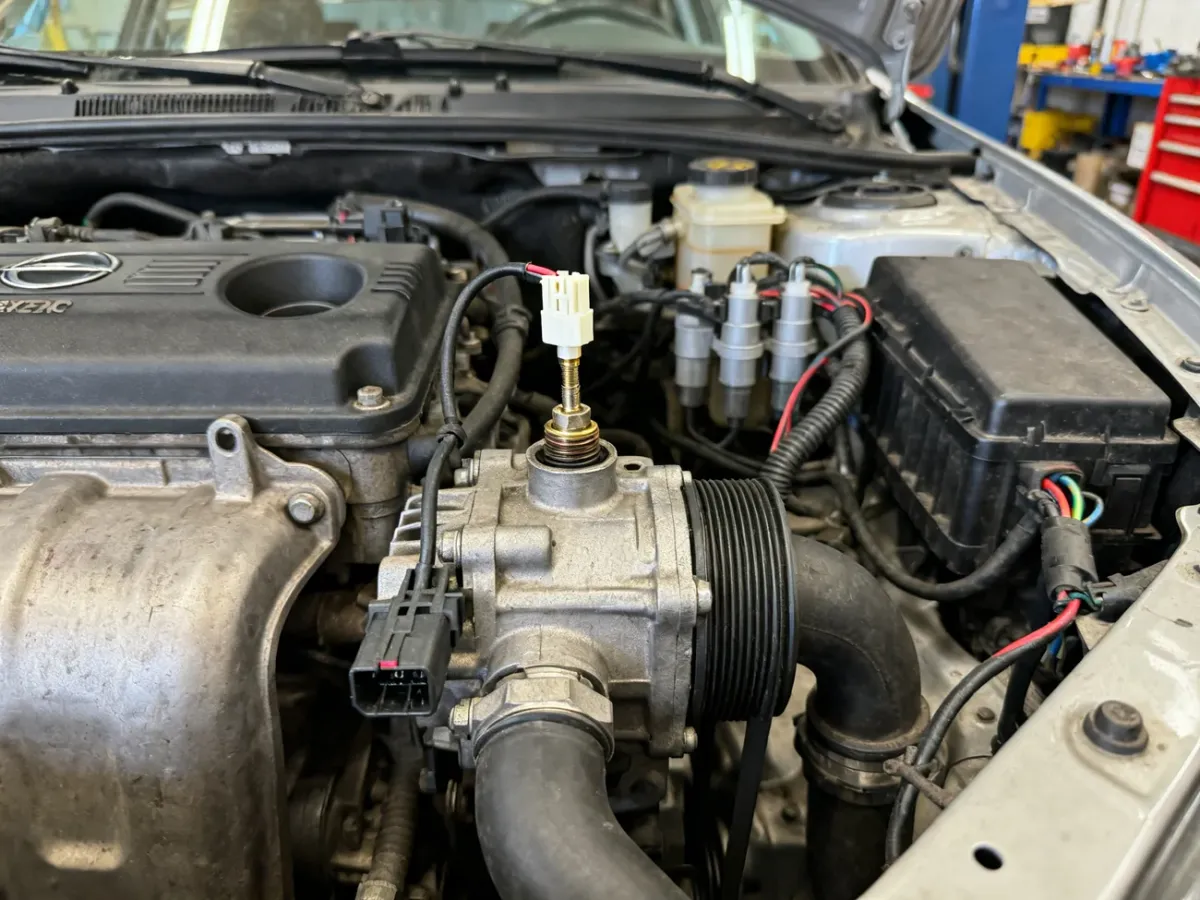 Czujnik temperatury płynu chłodniczego w obudowie termostatu silnika Opel Vectra C