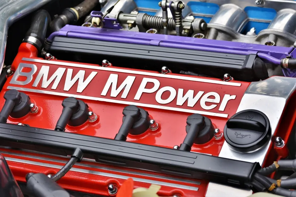 Silnik wyścigowy BMW M3 o wysokiej wydajności, zaprojektowany z myślą o maksymalnych osiągach na torze.
